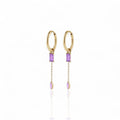 Boucles d’oreilles dorées pendantes avec pierres violettes rectangulaires et chaîne fine – modèle Azara Sorora Jewelry
