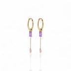 Boucles d’oreilles dorées pendantes avec pierres violettes rectangulaires et chaîne fine – modèle Azara Sorora Jewelry
