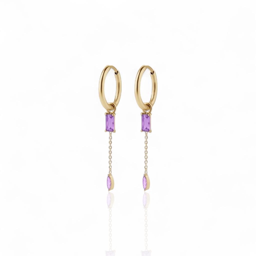 Boucles d’oreilles dorées pendantes avec pierres violettes rectangulaires et chaîne fine – modèle Azara Sorora Jewelry
