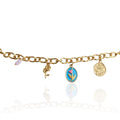 Bracelet Azura doré à charms floraux avec médaillon émaillé bleu et rose, perles roses pâles et rose dorée – bijou unique assemblé à la main pour femme
