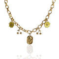 Collier Cherry doré avec deux breloques marguerites, deux breloques cerises et médaillon tulipe central – bijou estival assemblé à la main pour femme