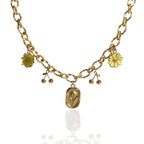 Collier Cherry doré avec deux breloques marguerites, deux breloques cerises et médaillon tulipe central – bijou estival assemblé à la main pour femme