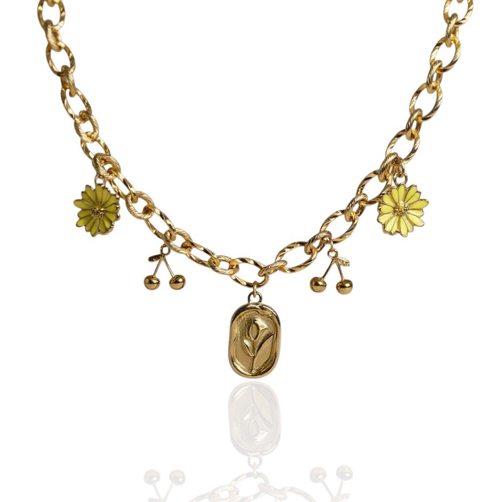Collier Cherry doré avec deux breloques marguerites, deux breloques cerises et médaillon tulipe central – bijou estival assemblé à la main pour femme