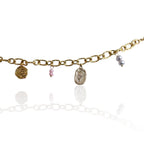 Bracelet Diamora doré avec sceau gravé rose, perles roses pâles, médaillon tulipe et perles blanches – bijou unique assemblé à la main pour femme