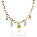 Collier Florenya doré avec breloque marguerite centrale, tulipe ajourée, rose gravée et deux breloques perles d’eau douce – bijou artisanal assemblé à la main pour femme