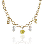 Collier Florenya doré avec breloque marguerite centrale, tulipe ajourée, rose gravée et deux breloques perles d’eau douce – bijou artisanal assemblé à la main pour femme