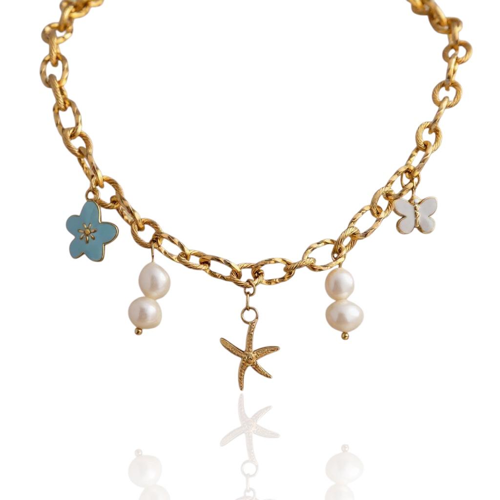 Collier à charms doré Elyora avec perles blanches, fleur turquoise, étoile de mer et papillon, assemblé à la main – bijou estival bohème chic pour femme.