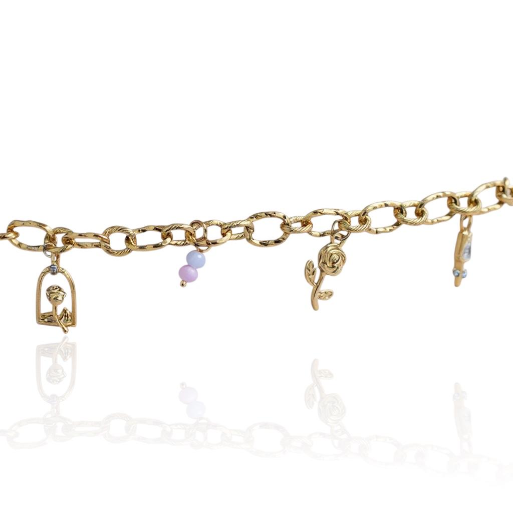 Bracelet Ilyuna doré avec tulipe ajourée, perles roses, rose gravée et tulipe avec strass – bijou artisanal assemblé à la main pour femme