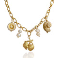 Collier Kaelis doré avec deux breloques coquillages, deux perles d’eau douce et breloque centrale coquillage étoile de mer – bijou estival artisanal femme