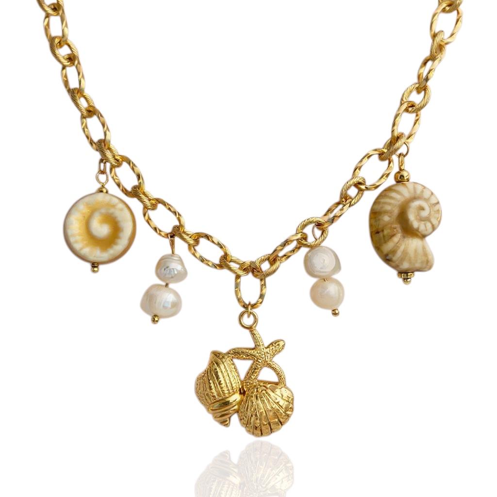 Collier Kaelis doré avec deux breloques coquillages, deux perles d’eau douce et breloque centrale coquillage étoile de mer – bijou estival artisanal femme