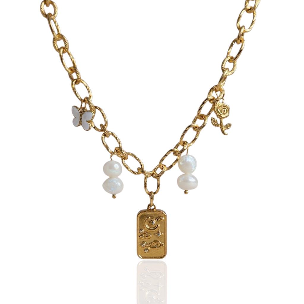 Collier Noelya doré avec papillon blanc, deux perles d’eau douce, rose gravée et médaillon plat étoile en strass, lune et nuage – bijou artisanal femme