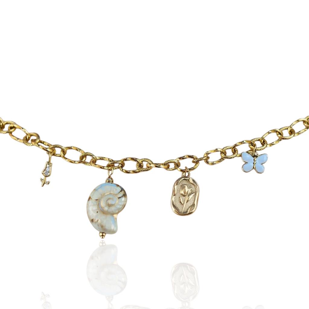 Bracelet Novalie doré avec tulipe strass, breloque coquillage, médaillon plat tulipe et papillon blanc – bijou artisanal assemblé à la main pour femme