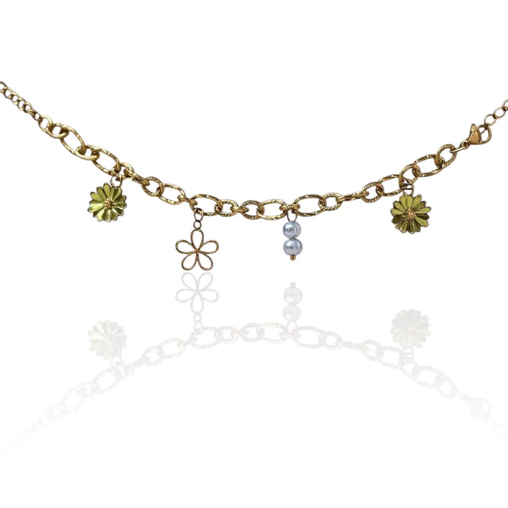 Bracelet Orva doré avec deux marguerites, fleur ajourée et breloque perles blanches – bijou artisanal assemblé à la main pour femme