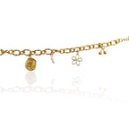Bracelet Perlya doré avec médaillon rose, deux petites perles roses, fleur ajourée et breloque cerise