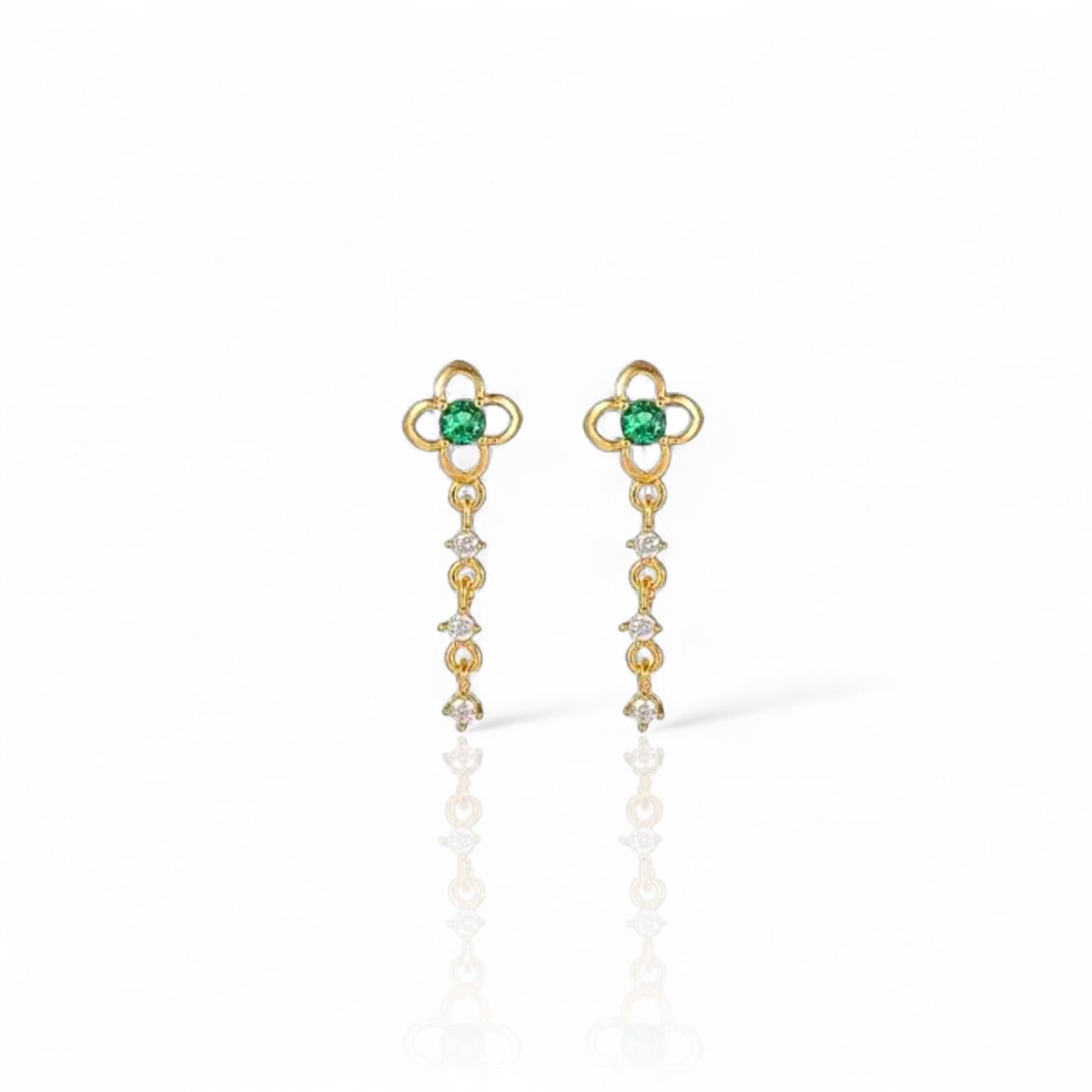 Boucles d’oreilles dorées Rhéa en forme de fleurs ajourées avec zircon vert et chaîne pendante ornée de zircons blancs – Sorora Jewelry