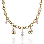 Collier Rosa doré avec deux breloques perles roses, tulipe sous cloche ajourée, fleur ajourée et breloque perles d’eau douce