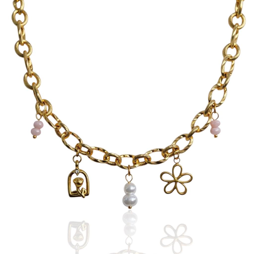 Collier Rosa doré avec deux breloques perles roses, tulipe sous cloche ajourée, fleur ajourée et breloque perles d’eau douce