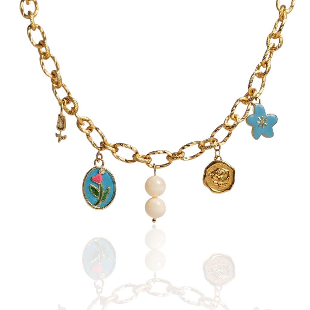 Collier Velya avec breloques tulipe strass, médaillon tulipe colorée, perle d’eau douce, médaillon rose et fleur turquoise