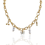 Collier Velys avec breloque cerise dorée, perles d’eau douce, tulipe strass et papillon blanc central