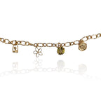 Bracelet Ysoria avec breloques tulipe sous cloche ajourée, fleur ajourée, marguerite et médaillon rond avec rose
