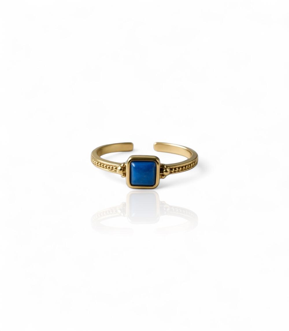 Bague raffinée avec mini boules et pierre carrée montée sur trois grains décoratifs