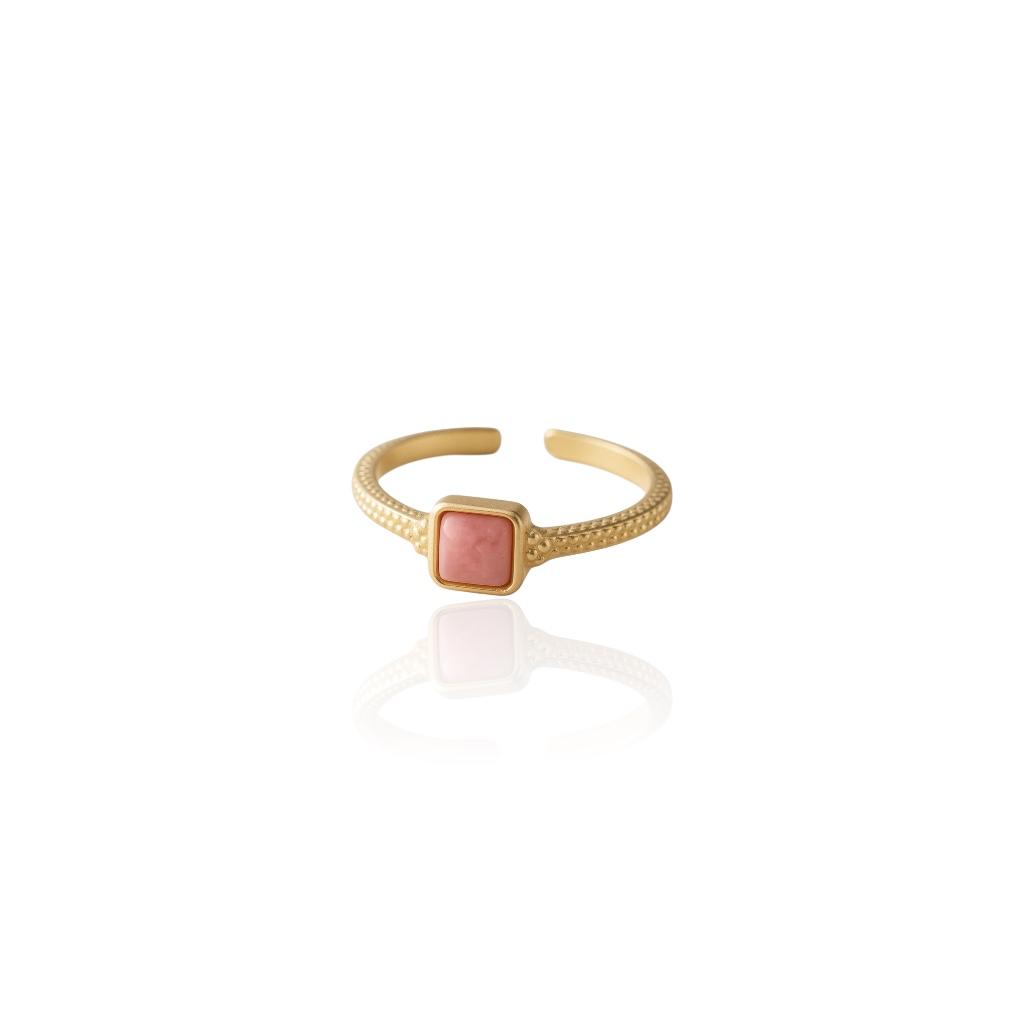 Bague texturée Dhalya avec pierre naturelle centrale et détails en relief sur l’anneau