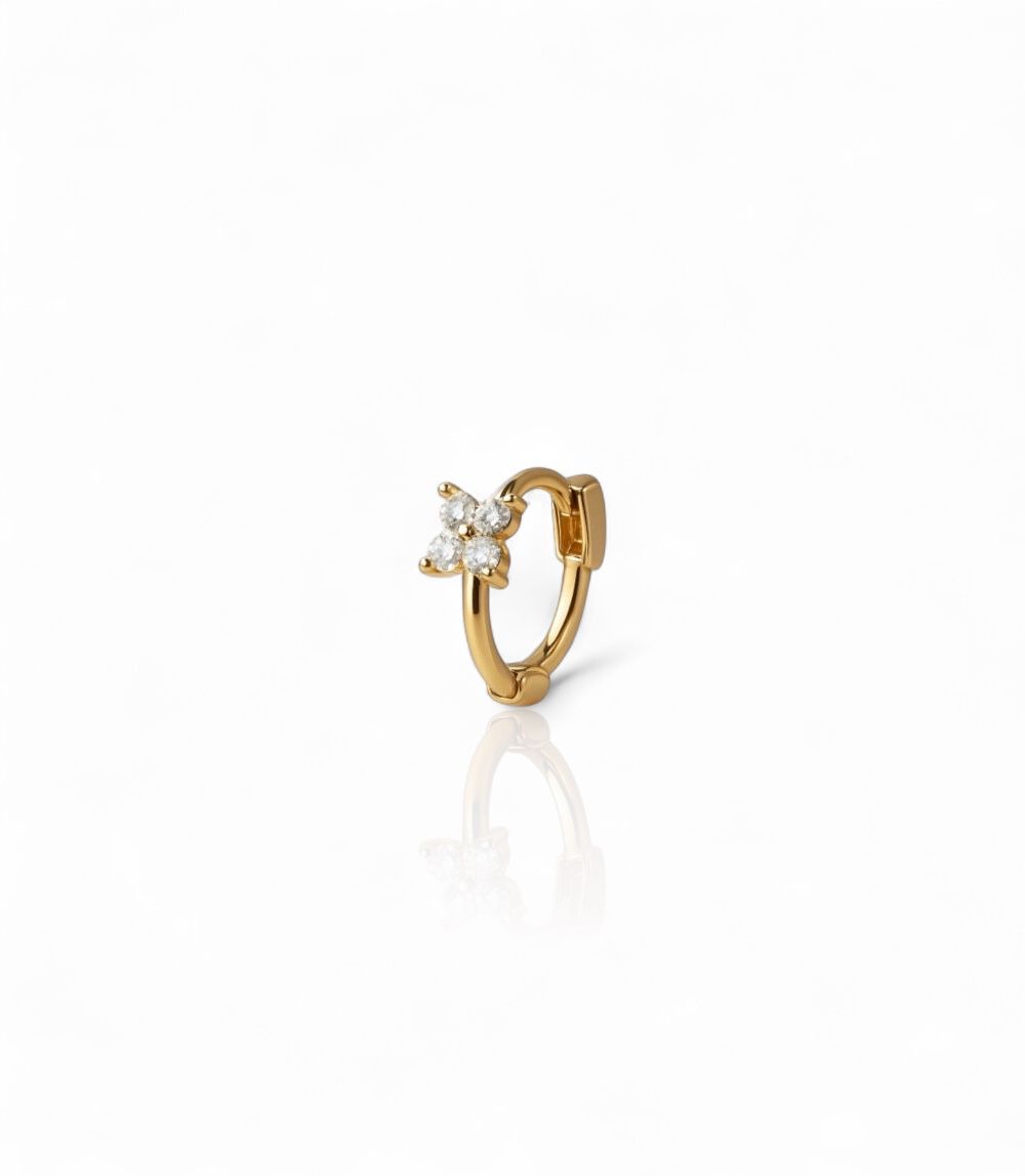 Boucle d’oreille créole élégante ornée de zircons en forme de fleurs, pour une touche florale et raffinée