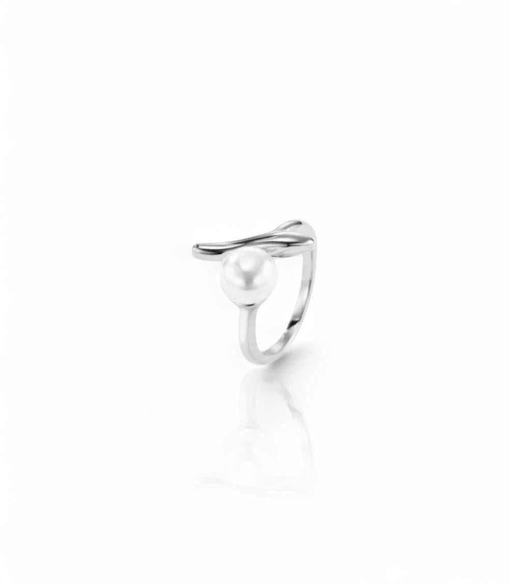 Bague Isis ornée d’une perle nacrée, au design épuré et féminin, symbole d’élégance et de raffinement
