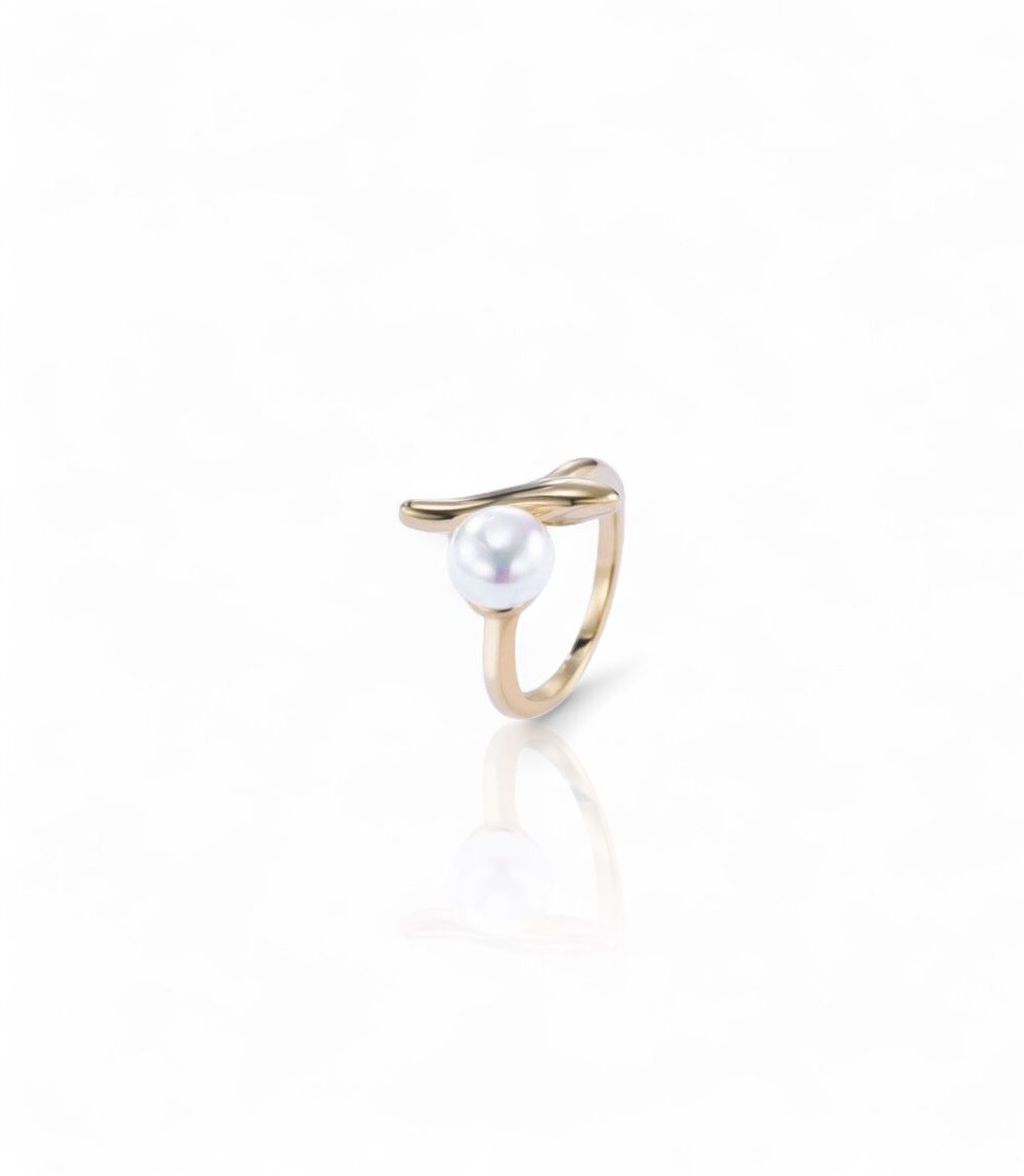 Bague élégante avec perle nacrée centrale, aux courbes modernes et au style sophistiqué