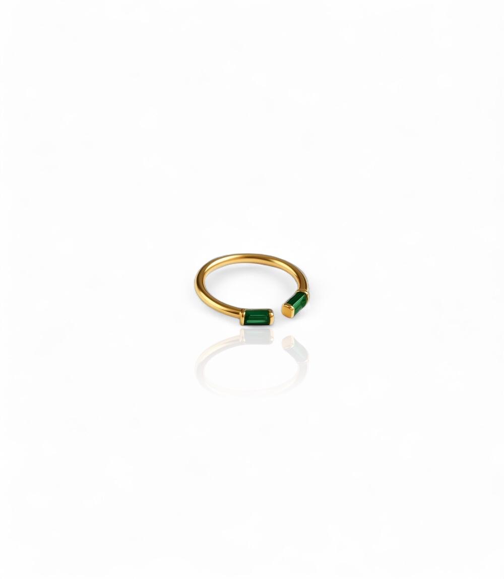 Bague fine ouverte ornée de deux zircons verts rectangulaires, au design épuré et moderne