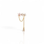 Boucle d’oreille dorée Raiponce avec fleurs roses et blanches, perles, et chaînes pendantes – Sorora Jewelry