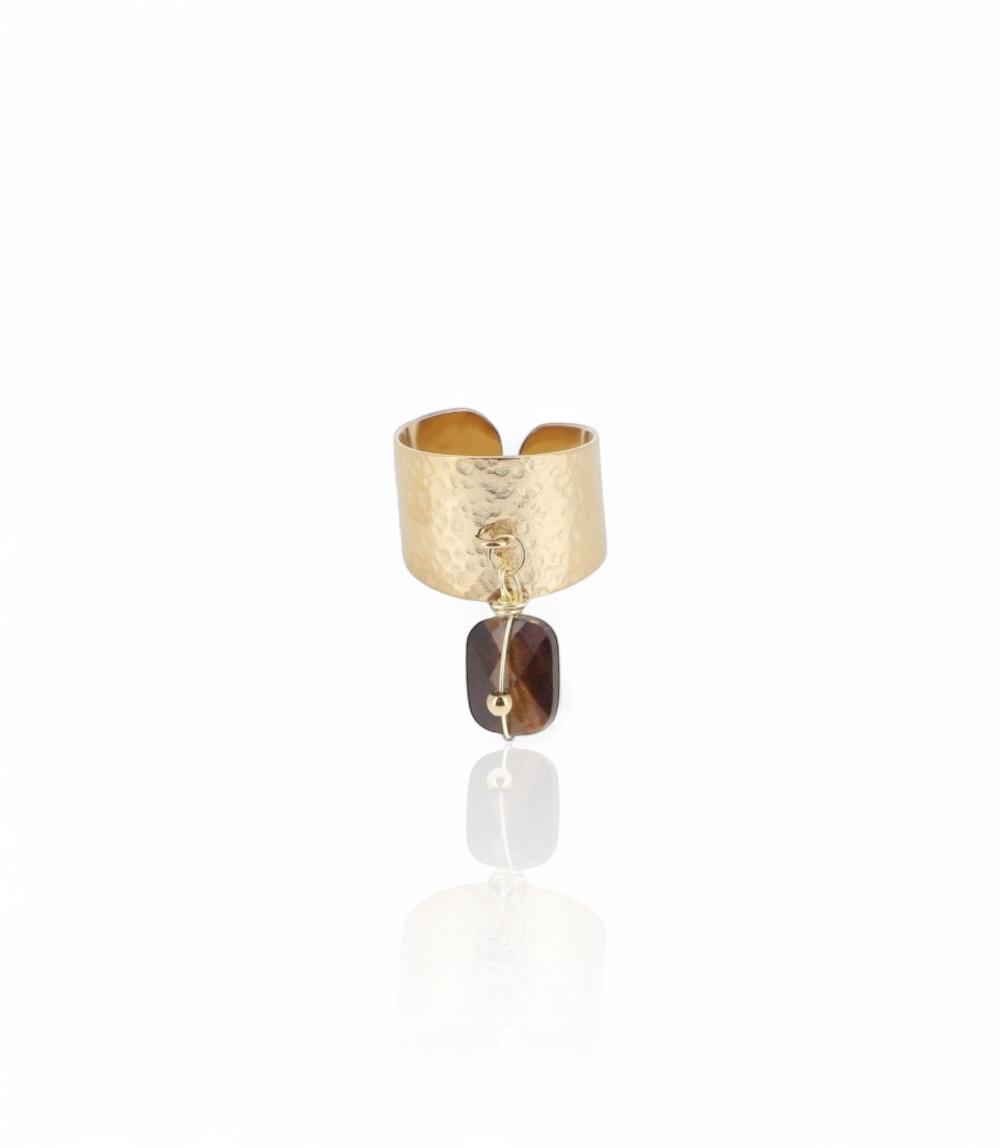 Bague au design brut et raffiné, ornée d’une pierre naturelle sertie d’une perle sur finition martelée